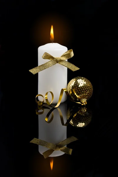 Christmas candle table setting with gold baubles bow — Stock Photo, Image