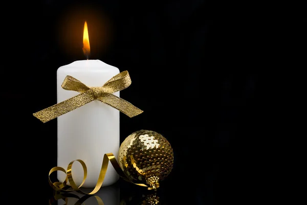 Ajuste de mesa de vela de Navidad con arco de bolas de oro — Foto de Stock