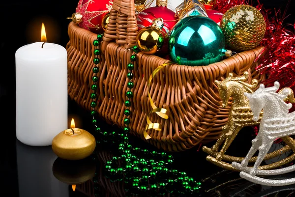 バスケットと燃焼キャンドルでクリスマスの装飾 — ストック写真