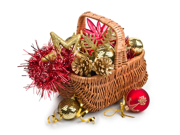 Decorações de Natal em cesta — Fotografia de Stock