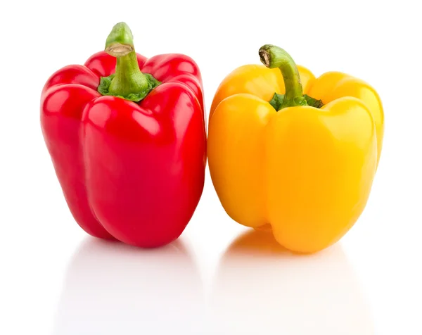 Jasně červené a žluté papriky — Stock fotografie