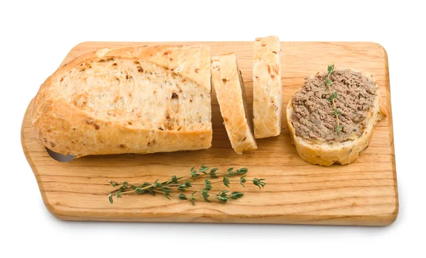 Skiva hembakat bröd med paté och örter — Stockfoto
