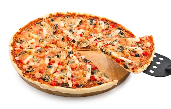 Lahodná pizza s mořskými plody se odříznout plátek — Stock fotografie