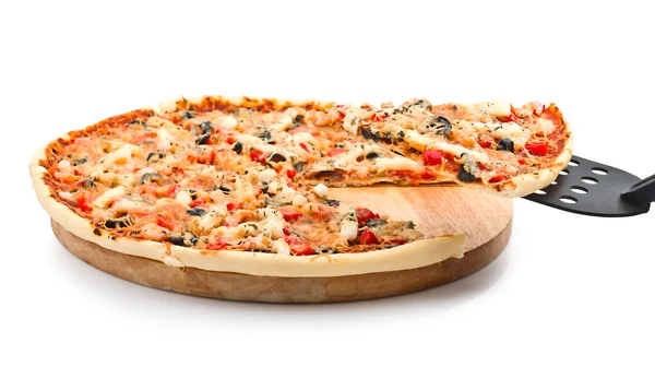 Leckere Pizza mit Meeresfrüchten mit der abgeschnittenen Scheibe — Stockfoto