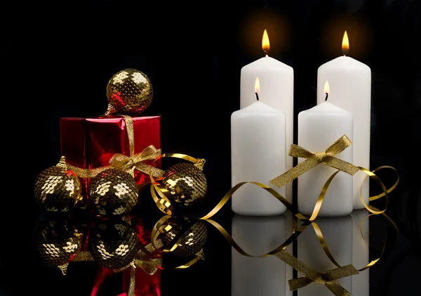 Candela di Natale tavolo impostazione con fiocco di bagattelle d'oro — Foto Stock