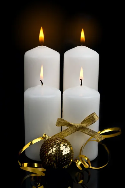 Bougies de Noël ensemble de table avec des boules d'or arc — Photo