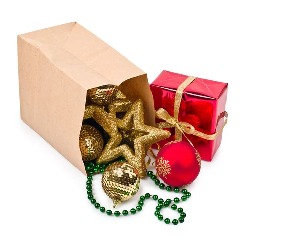 Weihnachtsdekoration mit Kugeln und Geschenken — Stockfoto