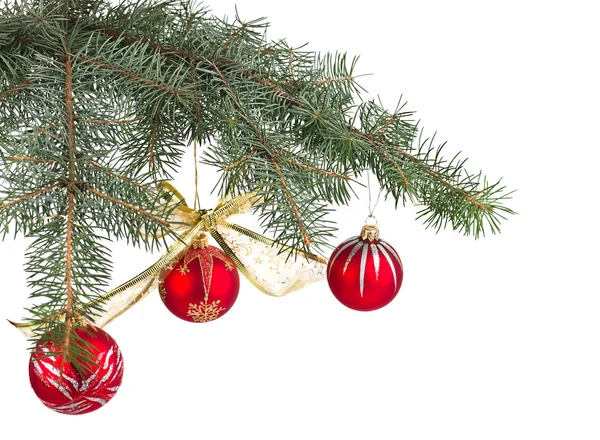Weihnachtsschmuck hängt am Baum — Stockfoto