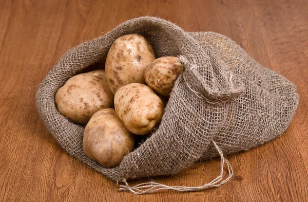 Oogst aardappelen in jute zak, zijwaarts — Stockfoto
