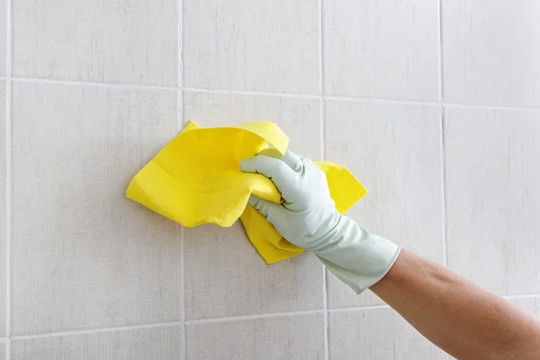 Hand cleaning tiles. — Stock Photo, Image