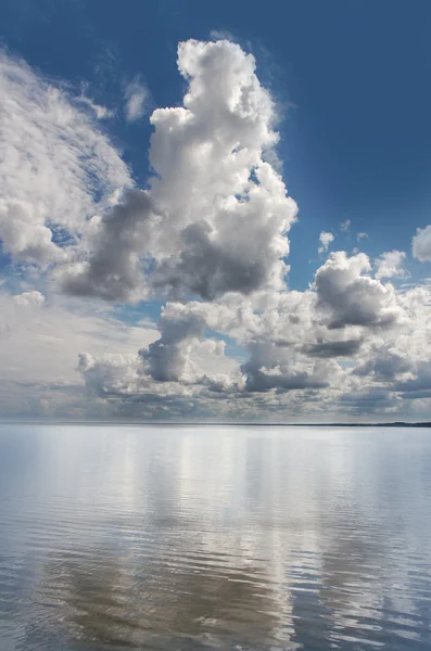 Zee en wolken. — Stockfoto