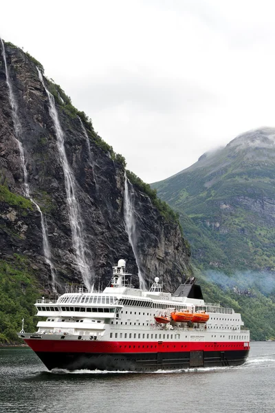 Het schip in fjord. — Stockfoto