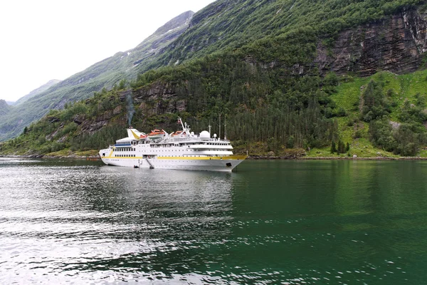 Het schip in fjord. — Stockfoto