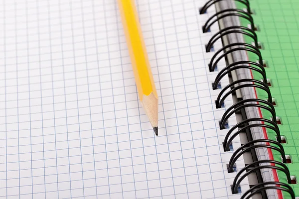 Lápis e caderno . — Fotografia de Stock