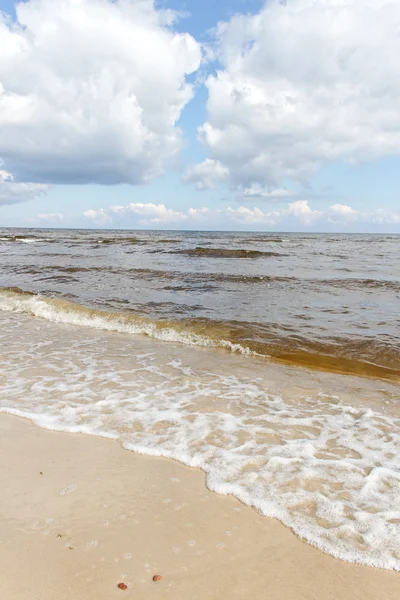 Wellen an der Küste. — Stockfoto