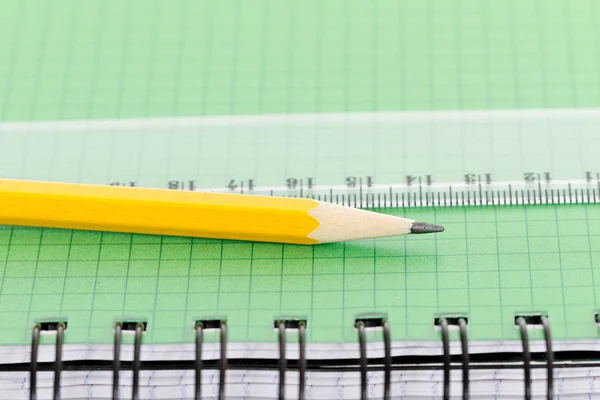 Jegyzetfüzet és ceruza. — Stock Fotó