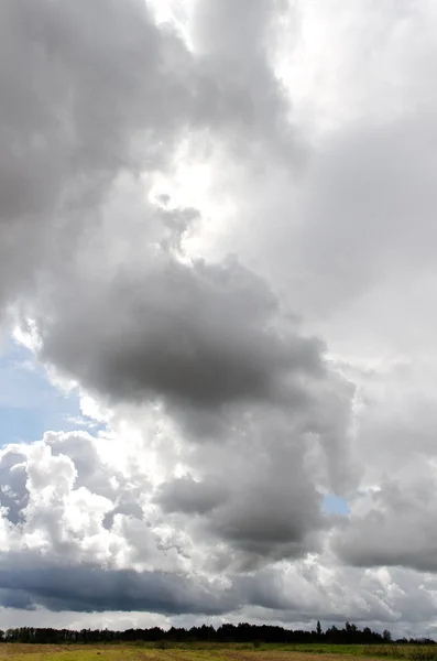 Σύννεφα. — Φωτογραφία Αρχείου