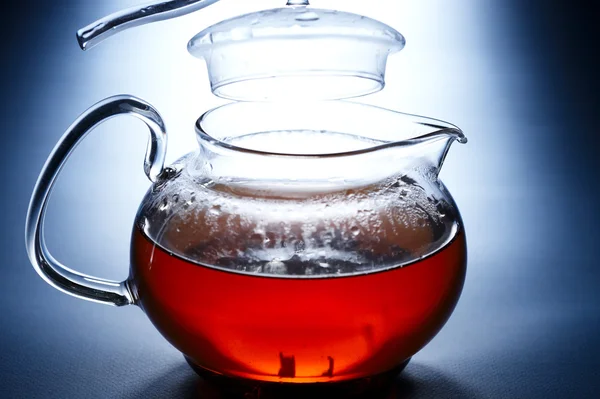Teekanne auf blauem Hintergrund — Stockfoto