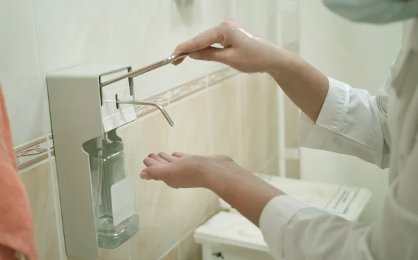Працівник охорони здоров'я миє руки — стокове фото
