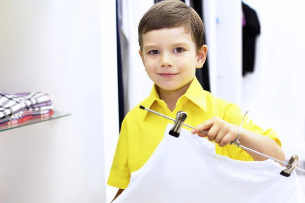 Маленький хлопчик робить покупки — стокове фото