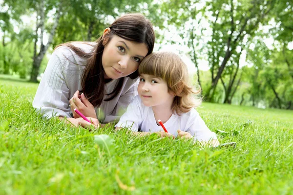 Portrait of mother with daughter outdoor — Stock Photo, Image