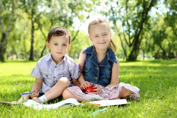 Kinder im Park lesen ein Buch — Stockfoto