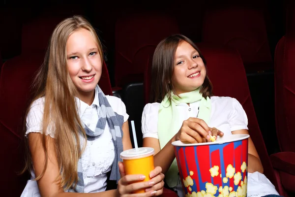 Дві молоді дівчата дивитися в кіно — стокове фото