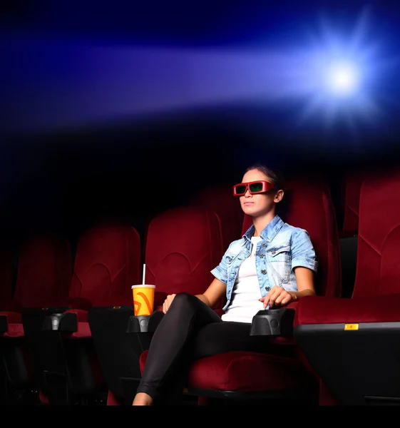 Junges Mädchen im Kino — Stockfoto