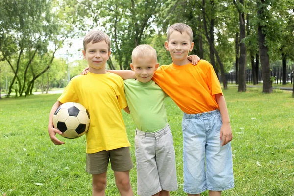 Chlapci v parku s míčem — Stock fotografie