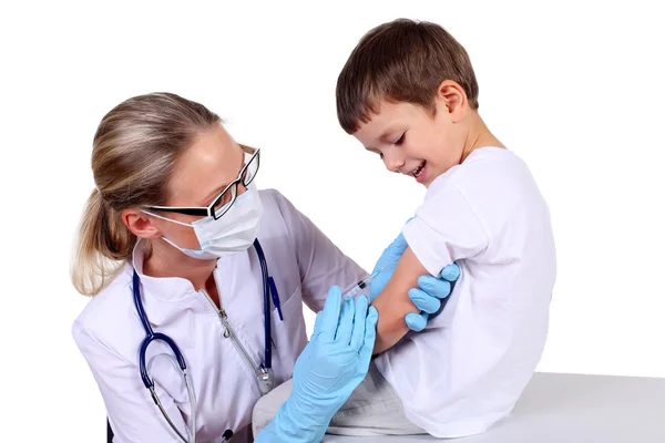 Çocuk için aşı enjeksiyon yapıyor doktor — Stok fotoğraf