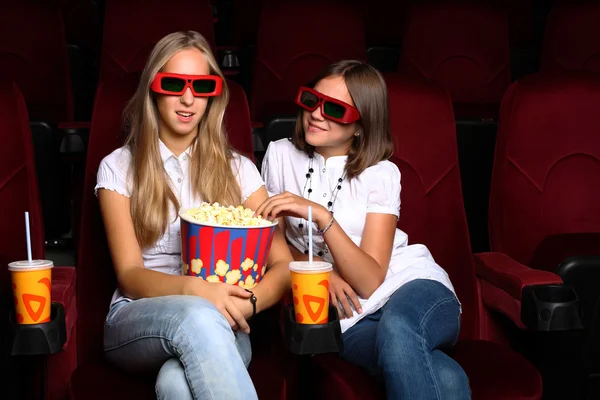 Дві молоді дівчата дивитися в кіно — стокове фото