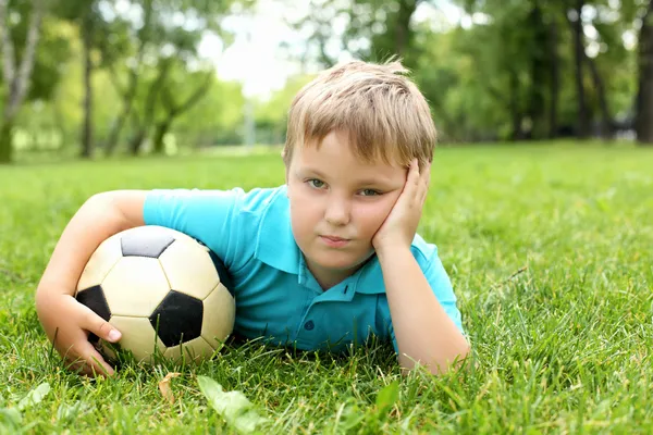 Menino no parque com uma bola — Fotografia de Stock