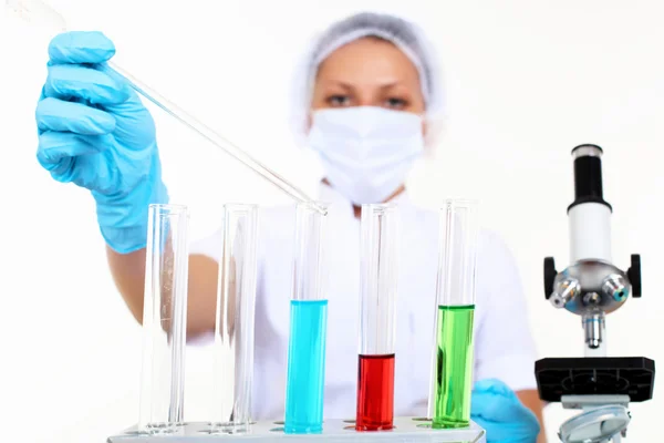 化学実験室での女性の科学者 — ストック写真