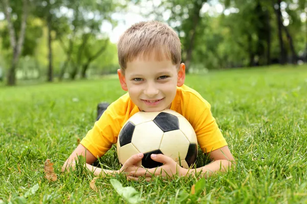 小男孩在公园里和一个球 — 图库照片