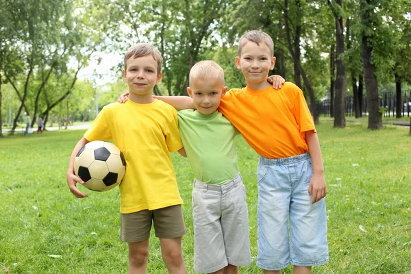 三个男孩在公园里 — 图库照片