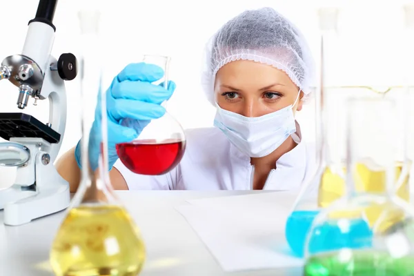 Жінка-вчена в хімічній лабораторії — стокове фото