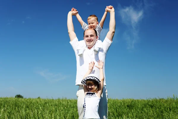 Far med hans barn utomhus — Stockfoto