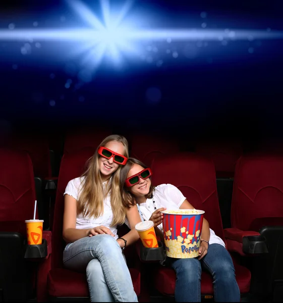 Две молодые девушки в кино — стоковое фото