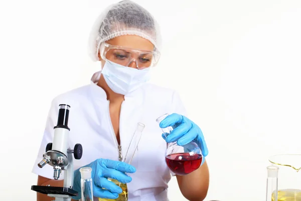 Жінка-вчена в хімічній лабораторії — стокове фото