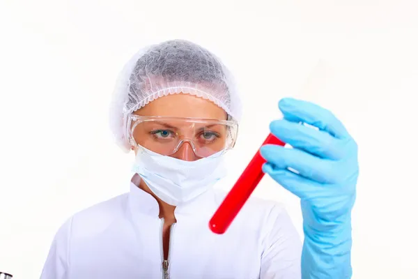 Femme scientifique dans un laboratoire de chimie — Photo