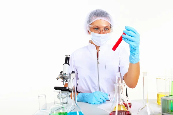 Científica en un laboratorio de química — Foto de Stock