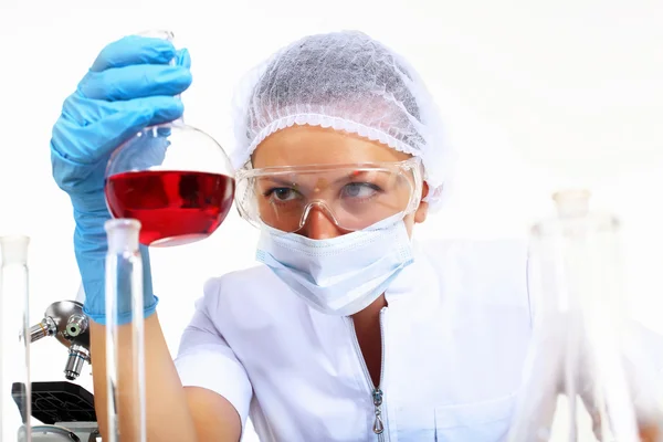 Wissenschaftlerin in einem Chemielabor — Stockfoto