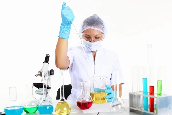 Scienziata in un laboratorio di chimica — Foto Stock
