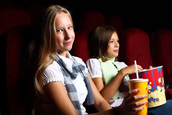 Twee jonge meisjes kijken in cinema Rechtenvrije Stockfoto's