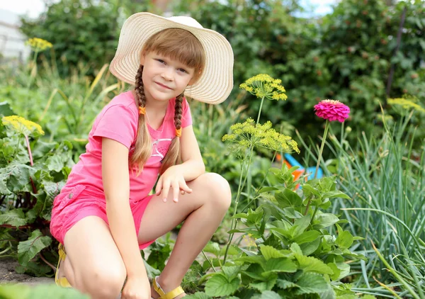 Yaz aylarında Bahçe kız — Stok fotoğraf
