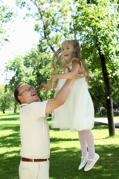 Grandfather with granddaugther outside — Stock Photo, Image