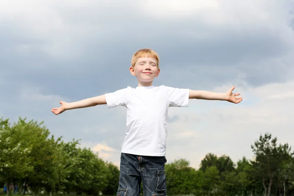 Litlle çocuk açık havada — Stok fotoğraf