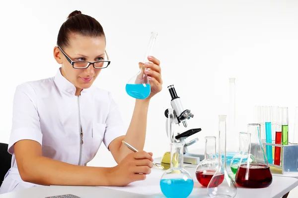 Θηλυκός επιστήμονας στο εργαστήριο χημείας — Φωτογραφία Αρχείου