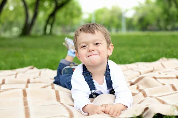 Портрет хлопчика в парку — стокове фото