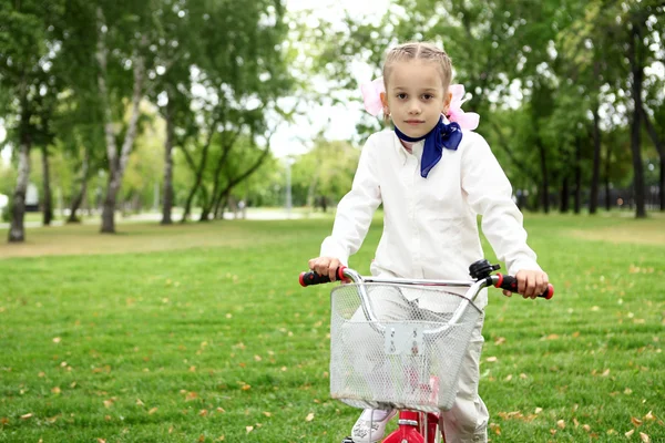 Dziewczyna na rowerze w parku Zielona — Zdjęcie stockowe